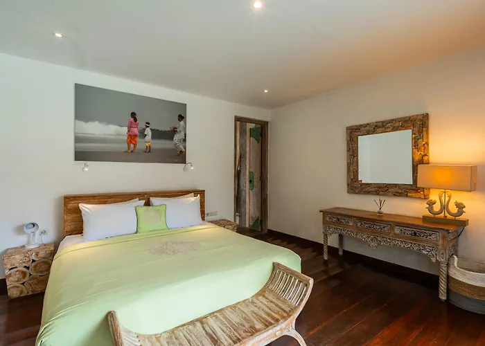 Villa Lovely 4br Private Pool With Sundeck! 10mins Ride To *