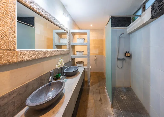 Lovely 4br Private Pool With Sundeck! 10mins Ride To