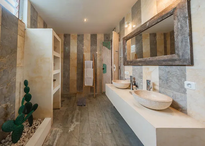 Villa Lovely 4br Private Pool With Sundeck! 10mins Ride To *