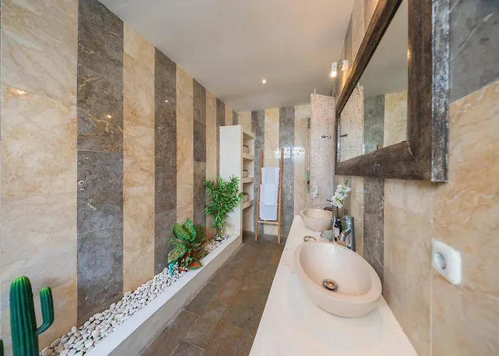 Lovely 4br Private Pool With Sundeck! 10mins Ride To *