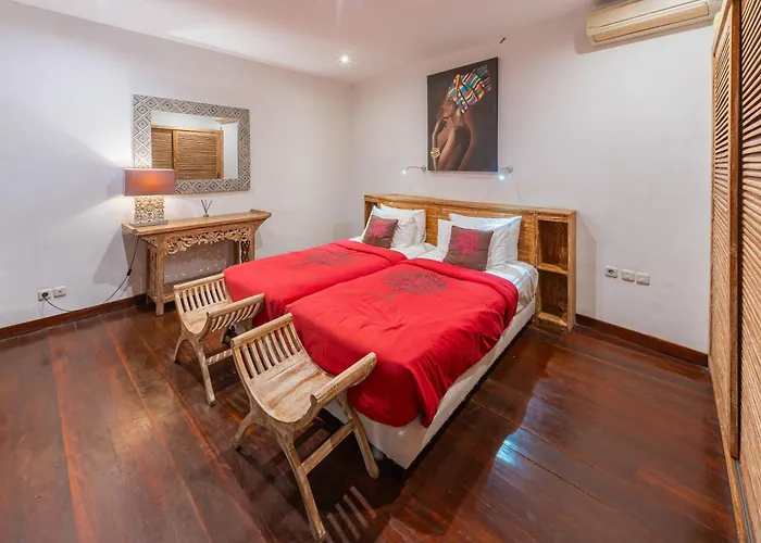 Villa Lovely 4br Private Pool With Sundeck! 10mins Ride To *