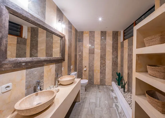 Villa Lovely 4br Private Pool With Sundeck! 10mins Ride To