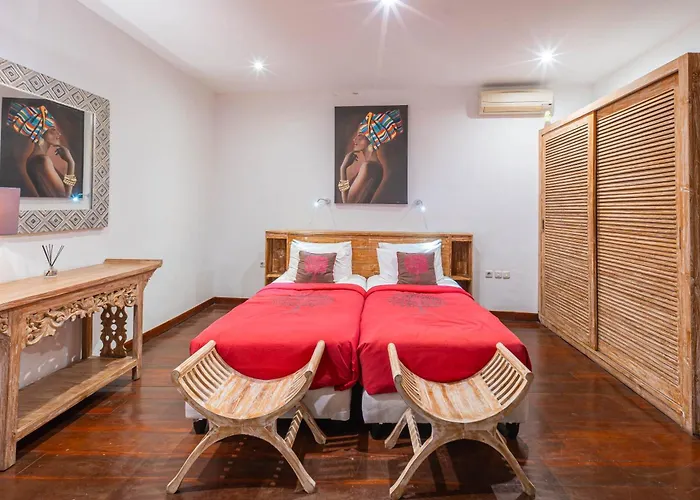 Villa Lovely 4br Private Pool With Sundeck! 10mins Ride To