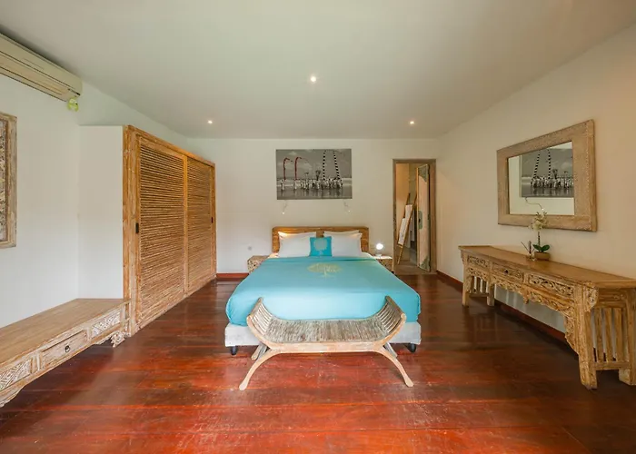 Lovely 4br Private Pool With Sundeck! 10mins Ride To * Canggu