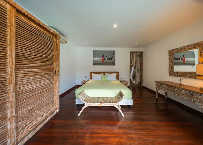 Lovely 4br Private Pool With Sundeck! 10mins Ride To Villa Canggu
