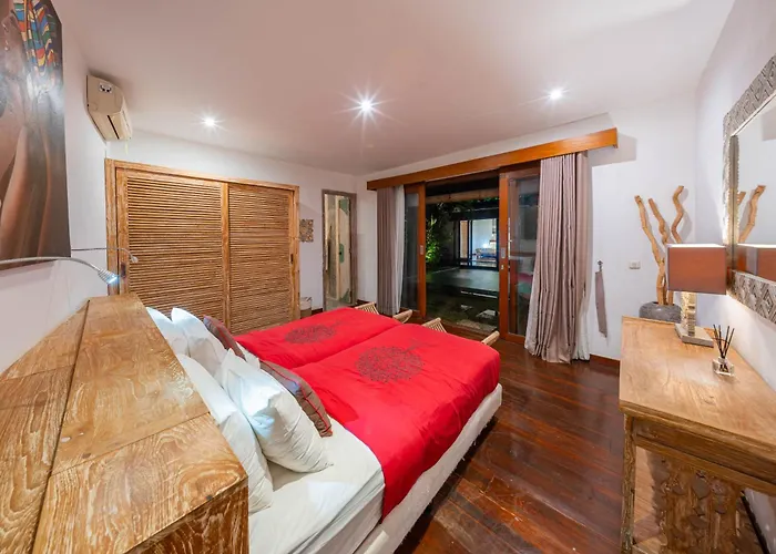 Villa Lovely 4br Private Pool With Sundeck! 10mins Ride To