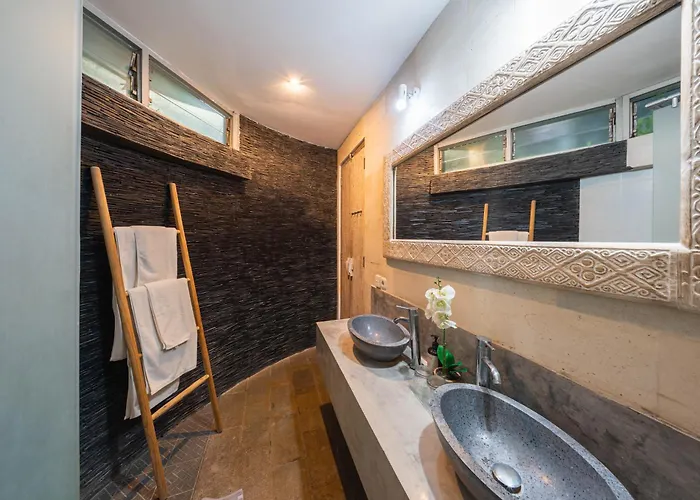 Lovely 4br Private Pool With Sundeck! 10mins Ride To * Canggu