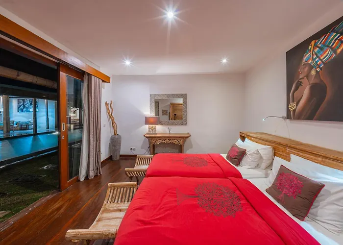 Villa Lovely 4br Private Pool With Sundeck! 10mins Ride To *